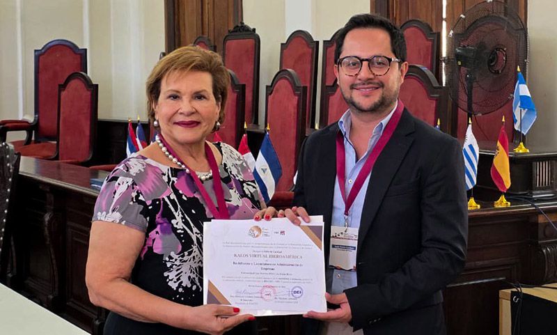 Entrega de reconocimientos académicos