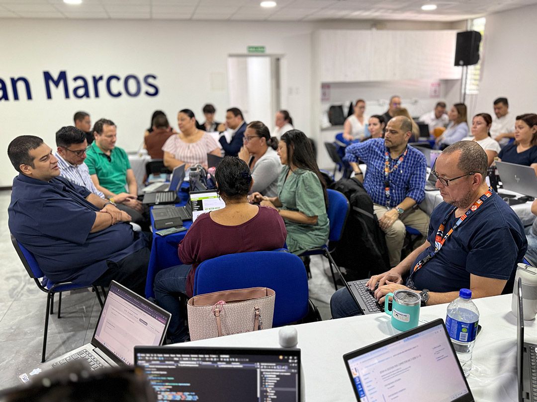 Docentes trabajando con tecnología en un taller universitario