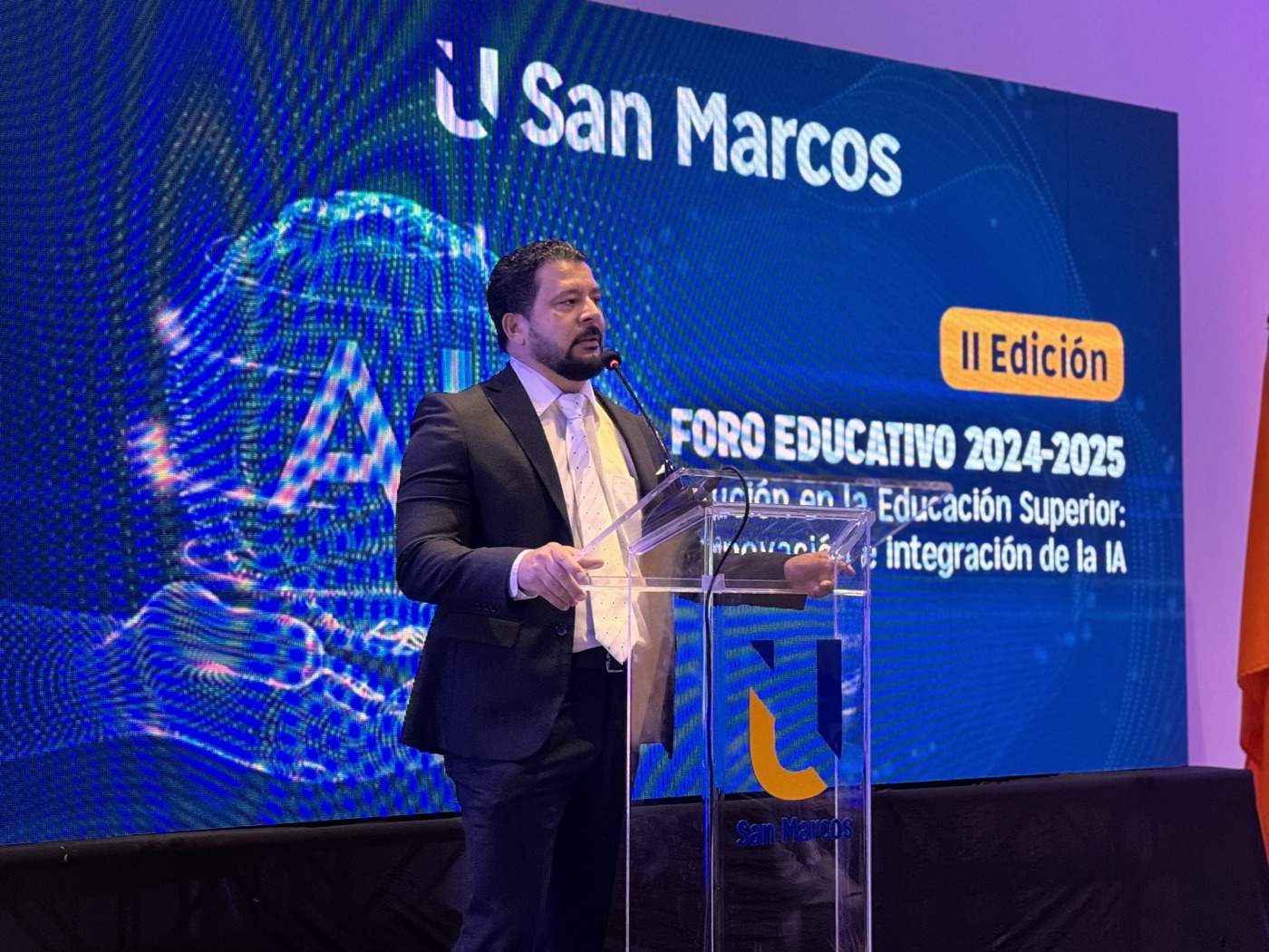 Ponente durante el Foro Educativo de la Universidad San Marcos