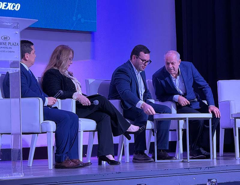 Panel de expertos en un congreso académico internacional