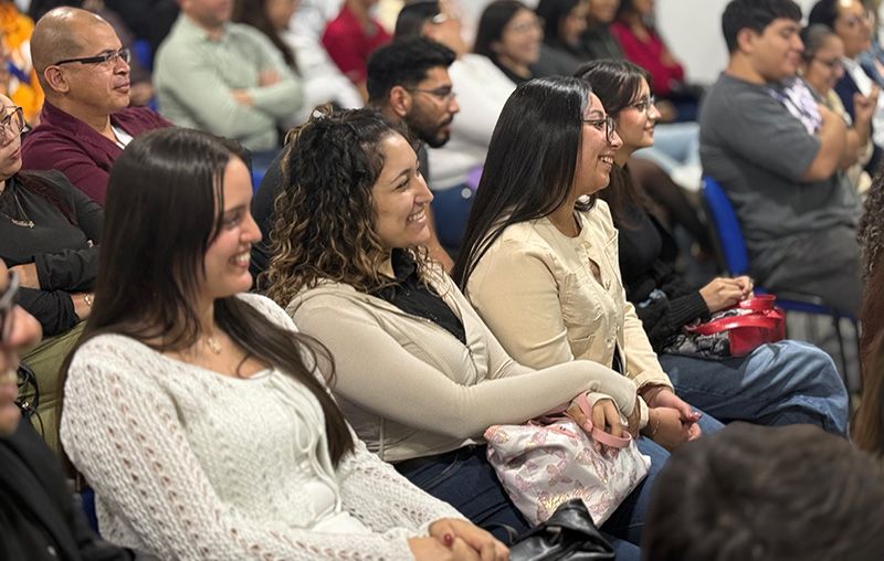 Público asistente a una cátedra académica