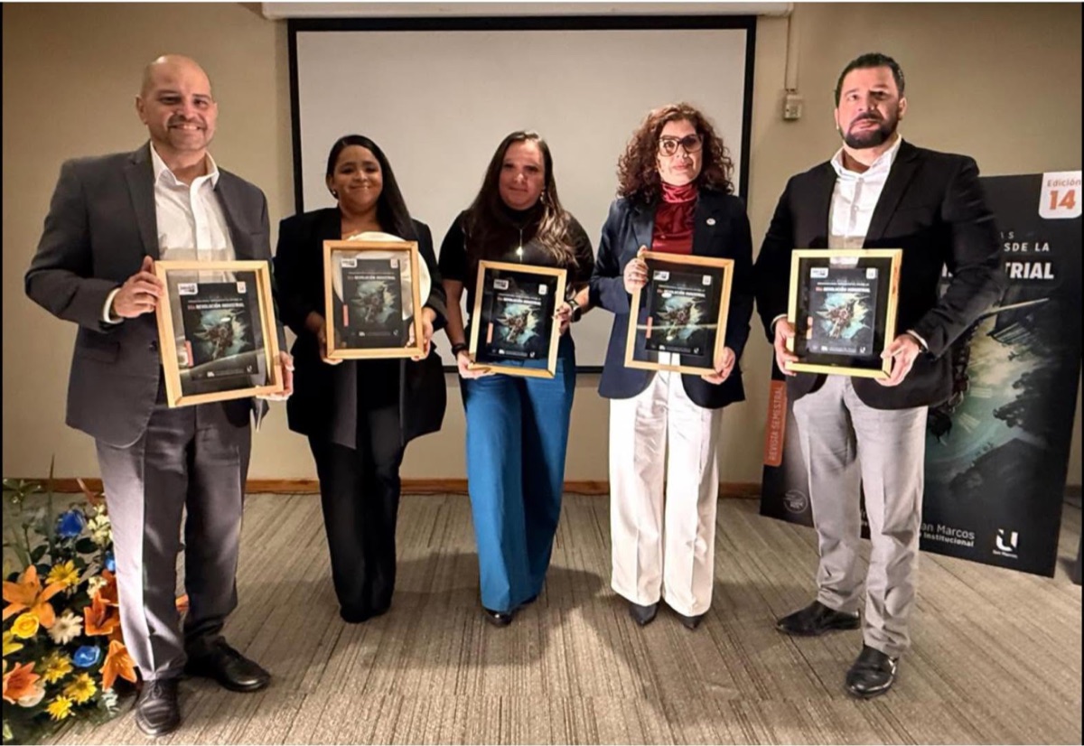 Entrega de reconocimientos a autores de la revista institucional